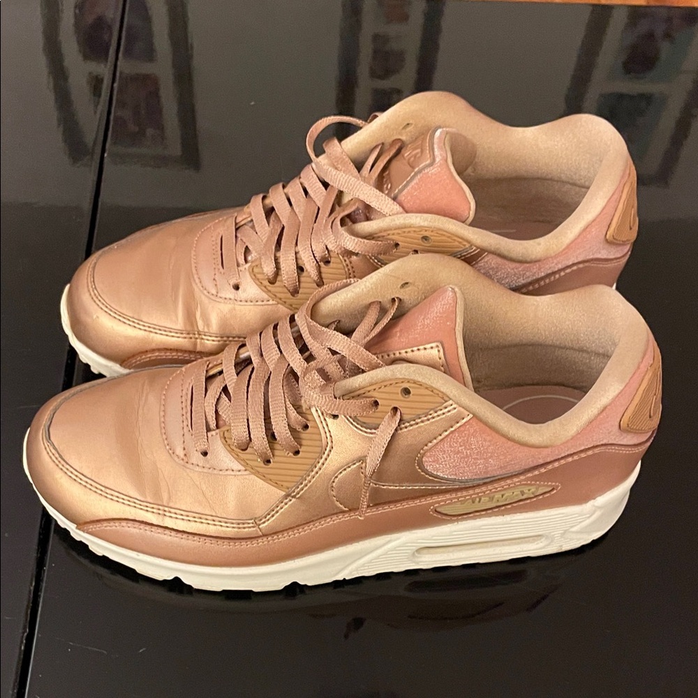 Nike Women's Sneakers in Metallic Rose Gold and Cream